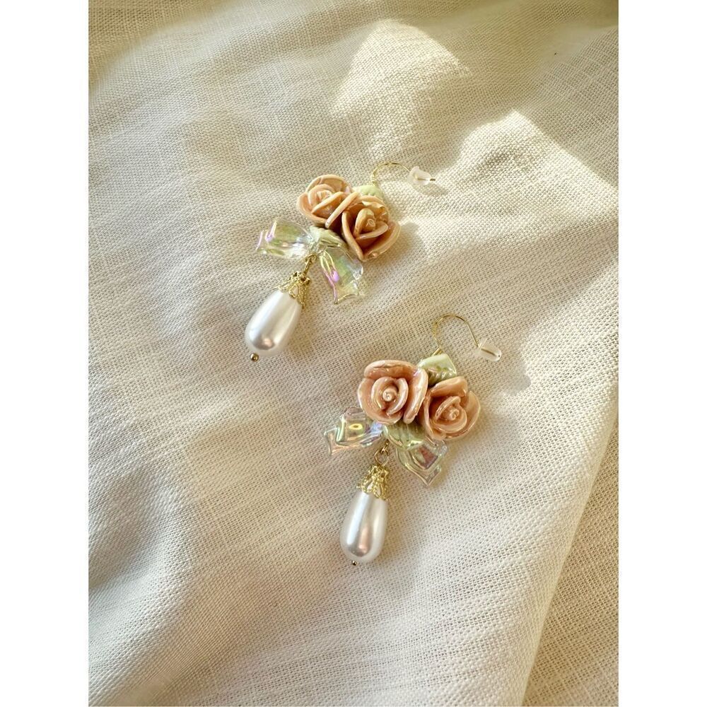 Princess pearlescent rose and pearl teardrop dangle earrings ￼
